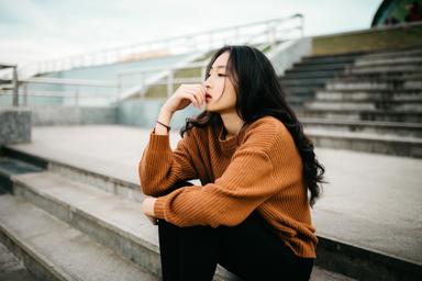 Une fille regarde vers l'horizon 