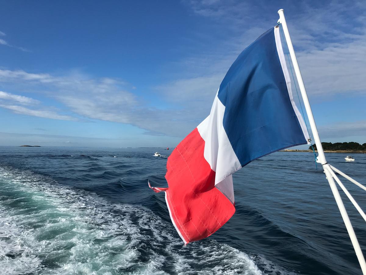 Drapeau français à la poupe d'un bateau