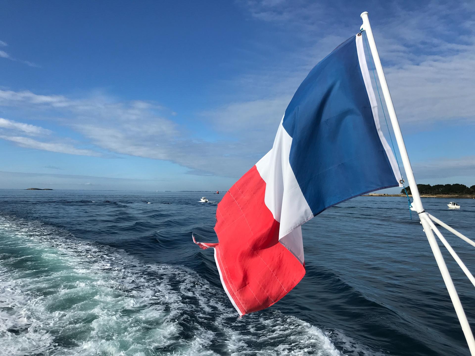 Drapeau français à la poupe d'un bateau