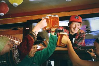 Des personnes trinquent dans un bar