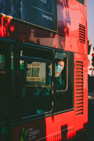 Une personne portant un masque dans un bus londonien