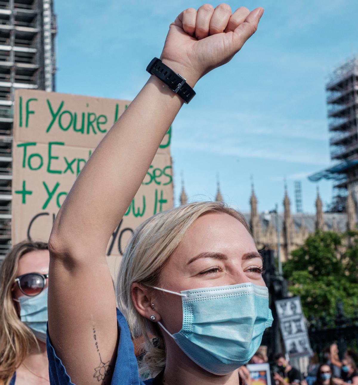 Une infirmière en tenue manifeste