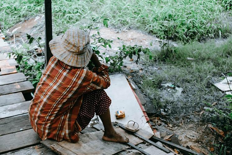 kristen-sturdivant- Pauvre cambodgienne assise 2