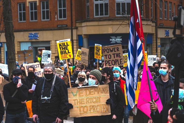 Des personnes en manifestation pour "Kill the Bill", demandant le droit de manifester sur leurs panneaux