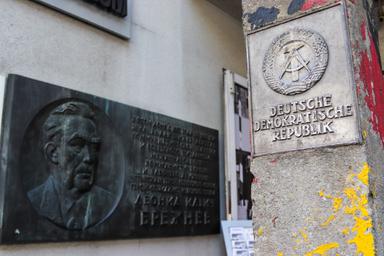 Check point Charlie avec en gros plan une plaque de la DDR.