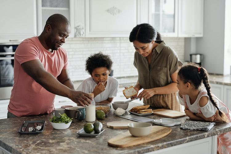 famille autour d'une table en train de se faire à manger