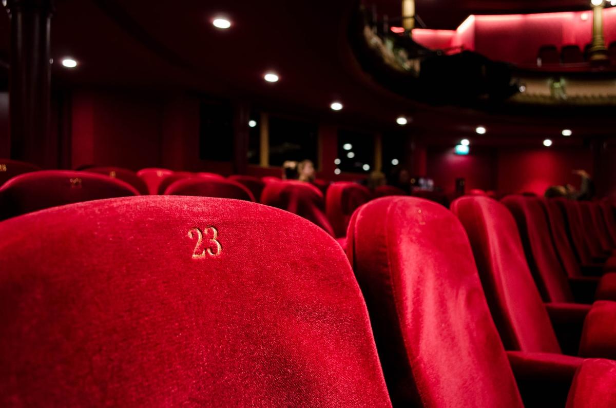 Une salle de cinéma et de théâtre 