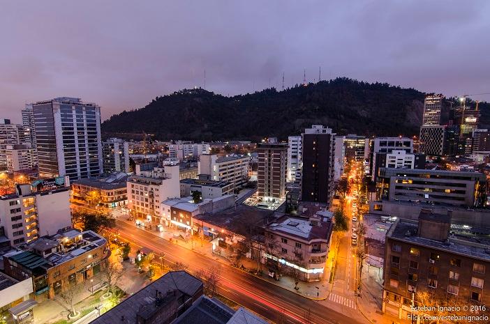 Des immeubles et des routes éclairées dans Providencia à Santiago