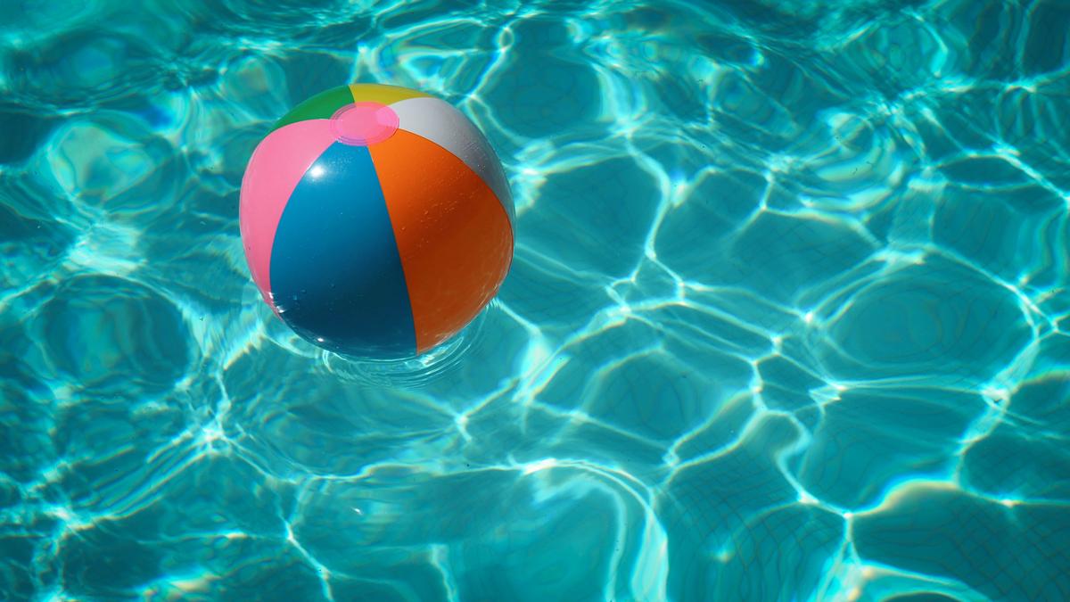 Un ballon flotte à la surface d'une piscine 