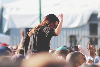 Personne qui danse sur un tube de l'été 2021