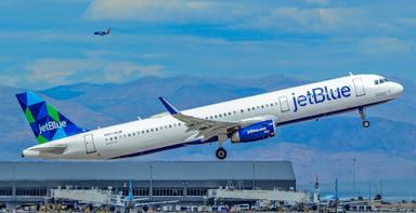 Un avion Jet Blue prenant son envol.