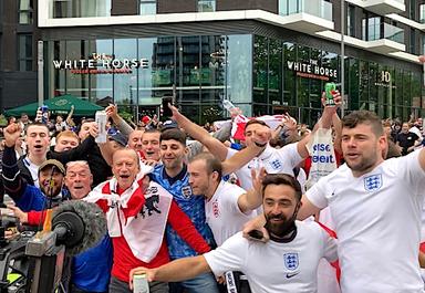 Des supporters anglais devant le stade de Wembley