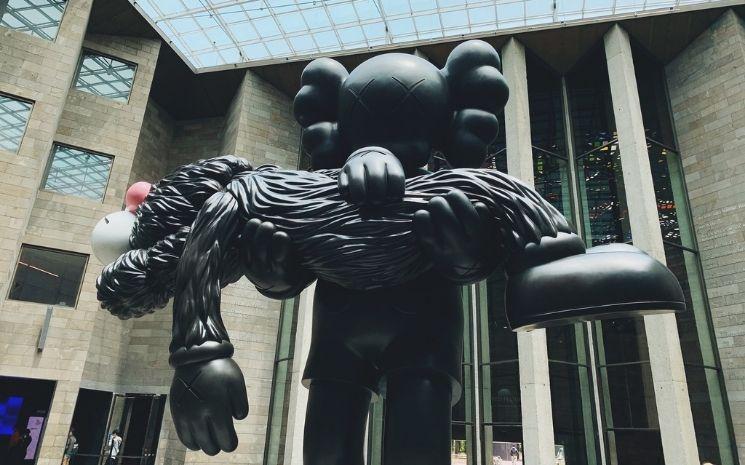 Statue de l'artiste KAWS au NGV