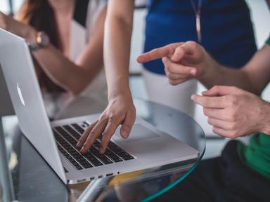 Une équipe au travail face à un ordinateur apple portable