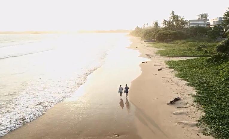 Un couple marche sur une plage thailandaise