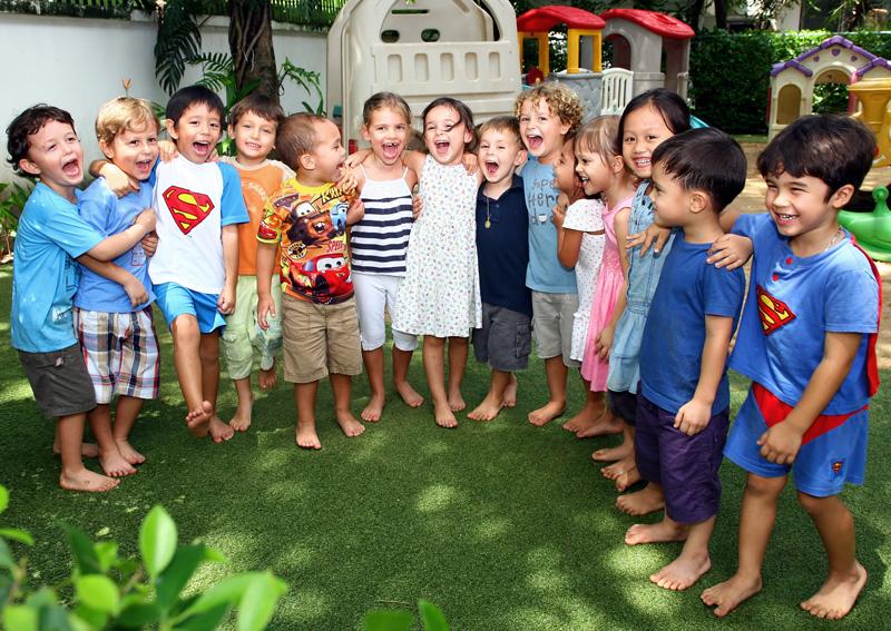 Des enfants en cercle dans la cour de l'Ecole bilingue Acacia a Bangkok