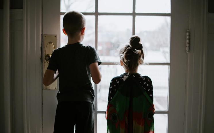 deux enfants regardant par la fenetre 