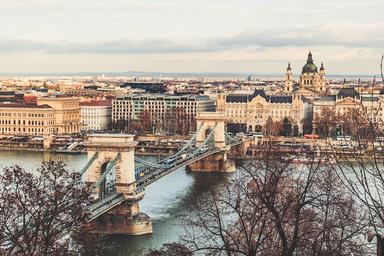 Des voitures sur un pont à Budapest en Hongrie