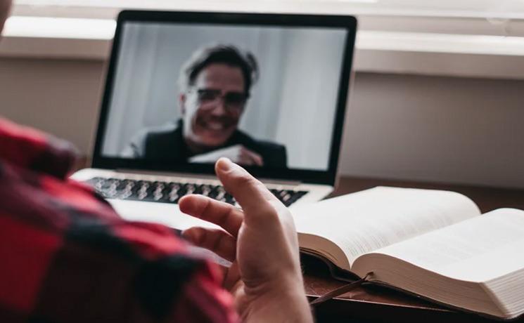 Deux membres d'une famille échange par Skype