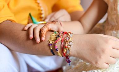 une soeur et son frère avec plusieurs rakhis