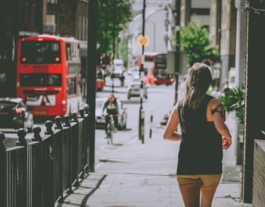 Une runneuse dans londres, un bus anglais derrière