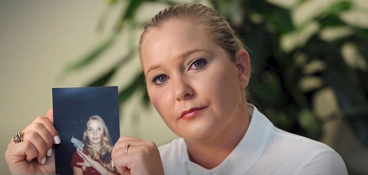 Une photographie de Virginia Giuffre tenant une photo d'elle plus jeune