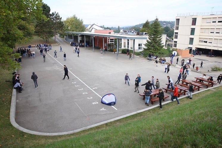 Cour de récréation au collège