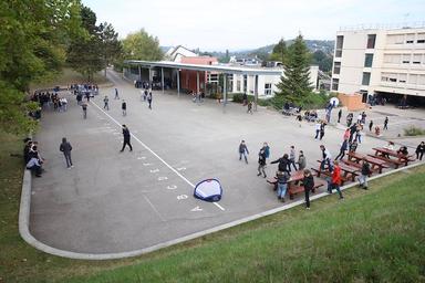 Cour de récréation au collège