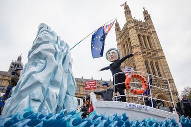 Une création dénonçant le Brexit avec l'effigie de Theresa May pendant une manifestation