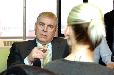 Le Prince Andrew en pleine conversation avec une femme de dos