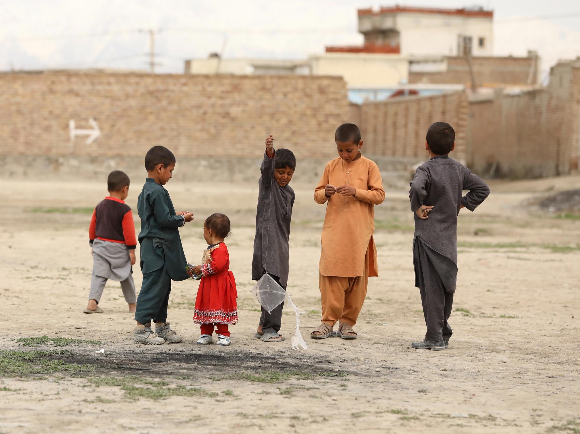 Six enfants dans les rues de Kaboul, en Afghanistan