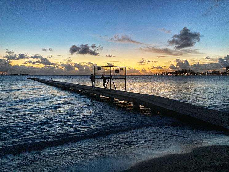 Le coucher de soleil sur l'anse vata à Nouméa en Nouvelle-Calédonie 