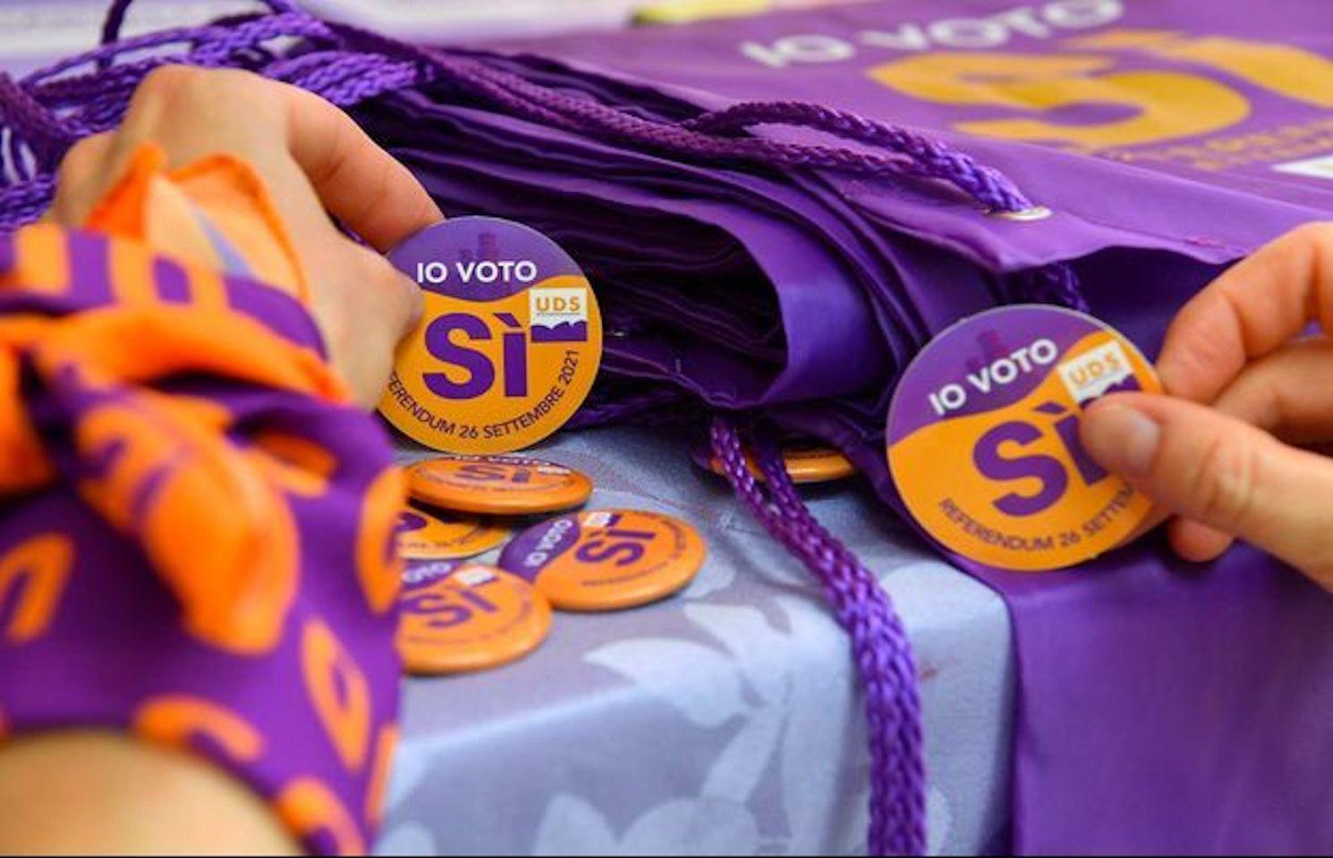 Des badges pour le Oui pour l'IVG à Saint-Marin