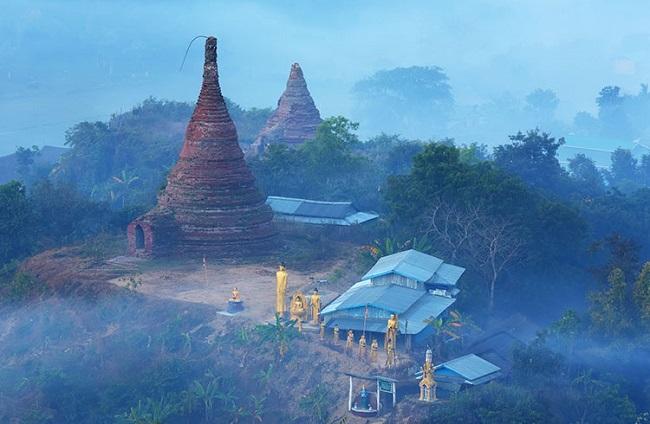 Des pagodes de Mrauk U dans la brume matinale de l'Arakan en Birmanie