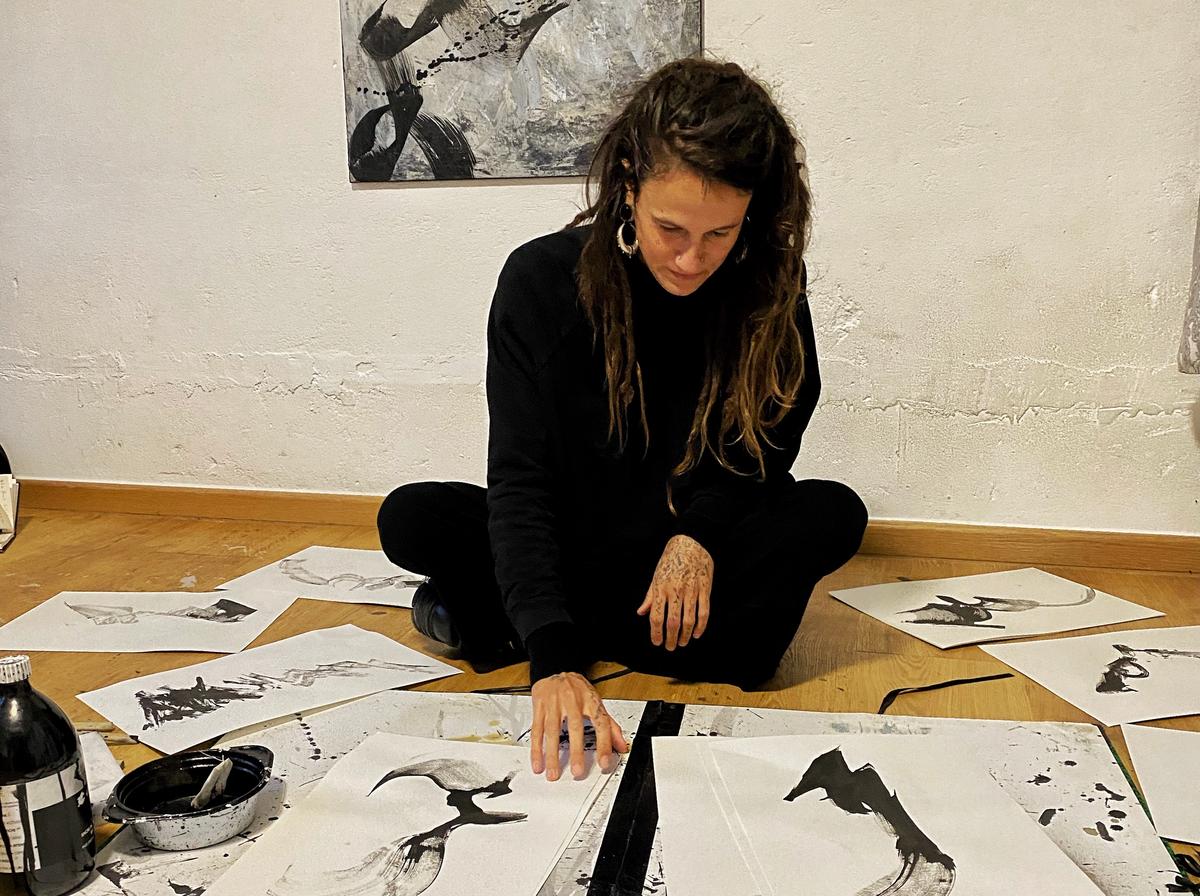 Héloïse Florent au milieu de ses dessins