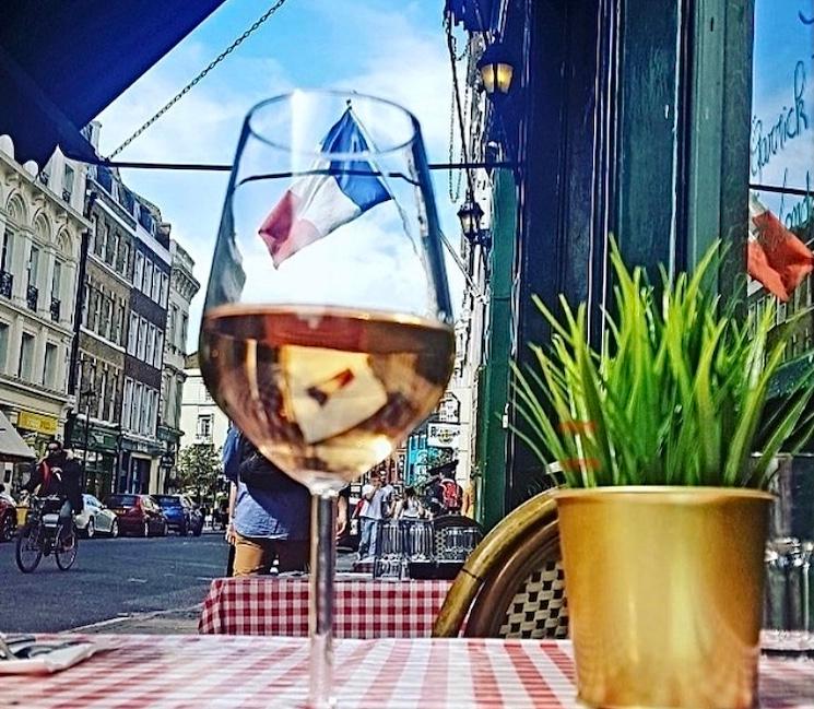 La belle terrasse du restaurant Le Garrick à londres avec un verre de rosé posé sur la table 