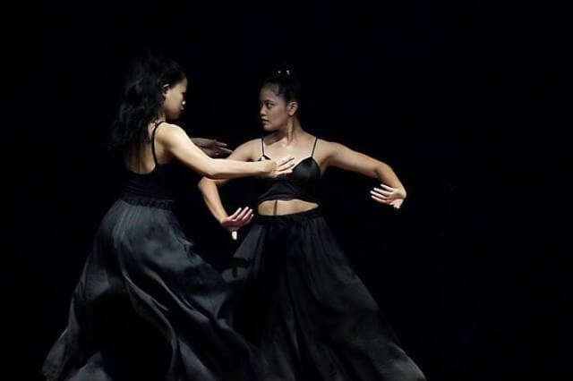 Les danseuses Ny Lai à gauche et Khun Sreynuch de la compagnie de danse New Cambodian Artists répètent l'une de leurs dernières chorégraphies Photo Yeng Chheangly