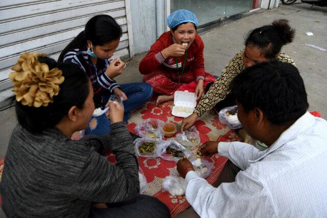 Ouvrières cambodgiennes à leur pose repas 2