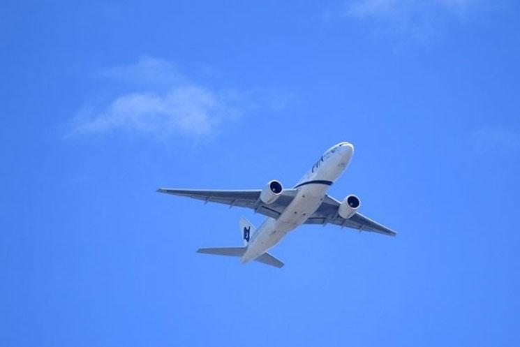 Un avion en plein vol