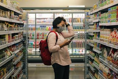 une femme fait ses courses dans un supermarché en Espagne