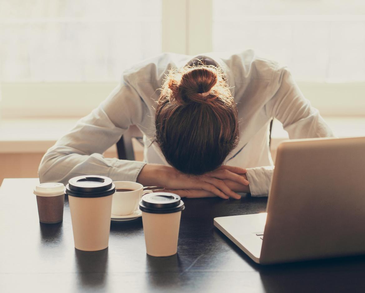 femme alongé sur son bureau victime de burn-out 