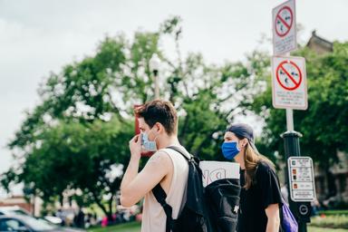 Des personnes portant un masque dans la rue