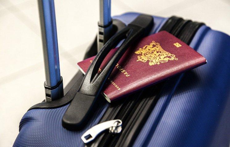 un passeport français sur une valise 