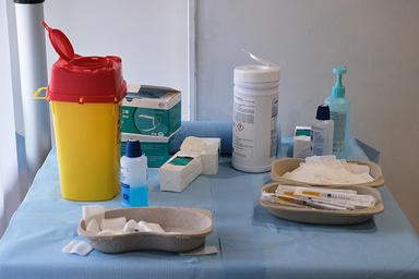 table avec des ustensils de médecins pour lutter contre la covid-19