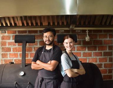 Marion et Tyo dans leur smokehouse 