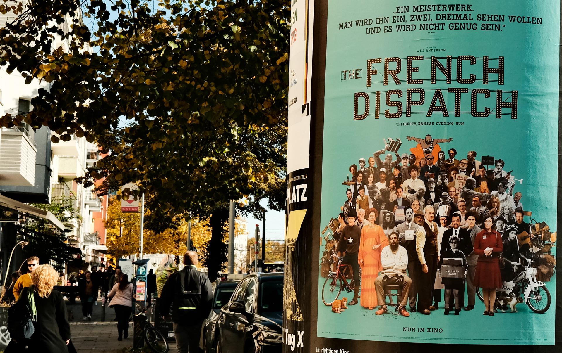 Affiche du film The French Dispatch dans les rues de Berlin