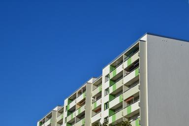 Des plattenbau se détachant sur le ciel bleu 