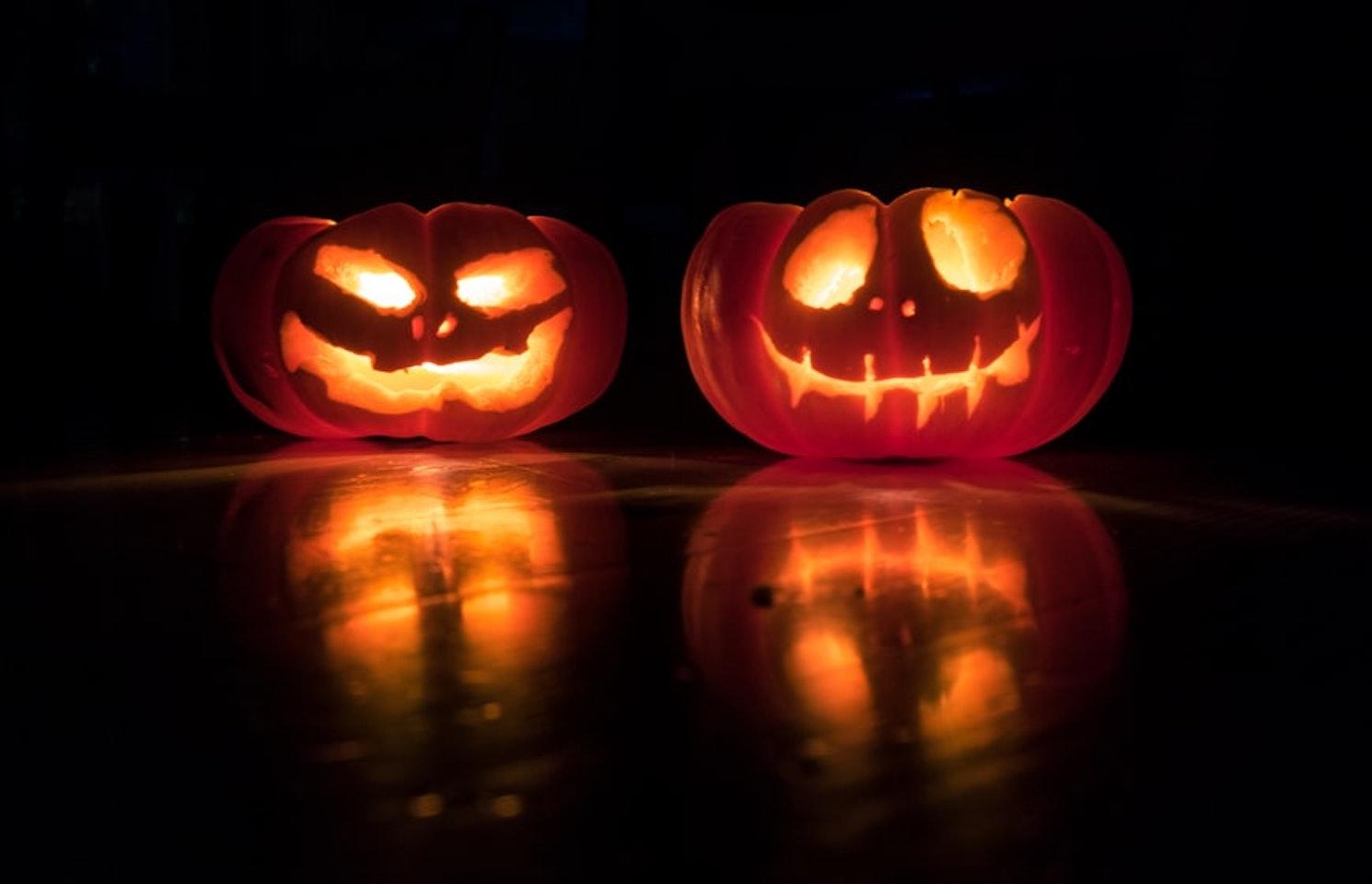 Deux citrouilles qui fêtent Halloween