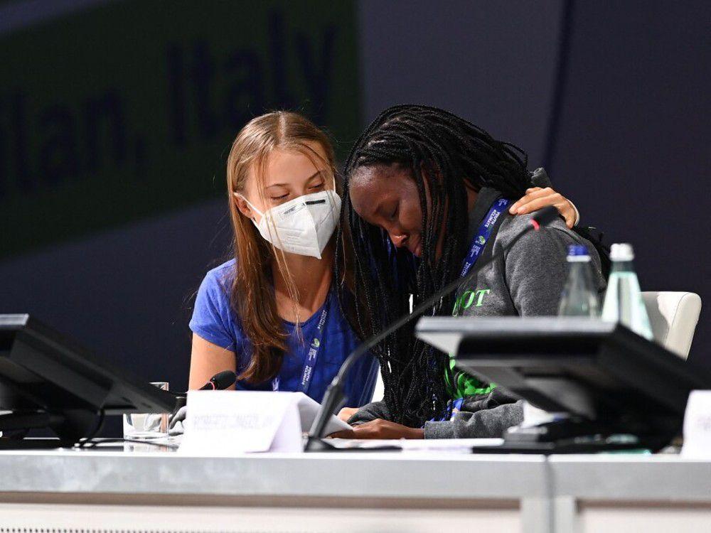 L'activiste suédoise Greta Thunberg réconforte la militante écologiste ougandaise Vanessa Nakate