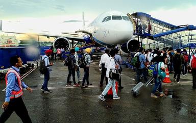 passagers embarquant dans un avion